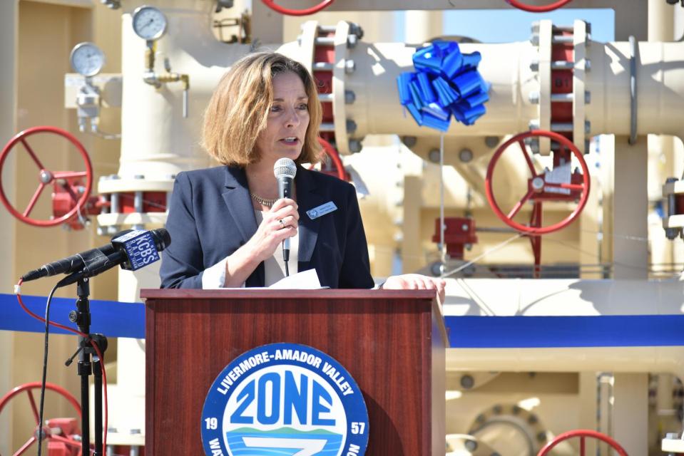 Image of the Zone 7 General Manager Valerie Pryor recognizing the Board of Directors, and Zone 7 and contractor staff for their various contributions to project.